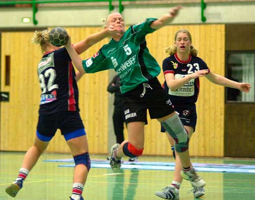 Martine Hekman (Mitte) beim Spiel der 09-Zweitliga-Handballerinnen am 12. November 2002 in Bückeburg - Foto: gap