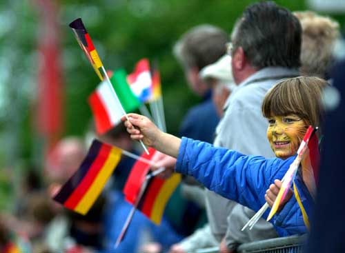 Ein Fan winkt, als am 12. Mai 2002 der Giro d'Italia durch Greven rollt.