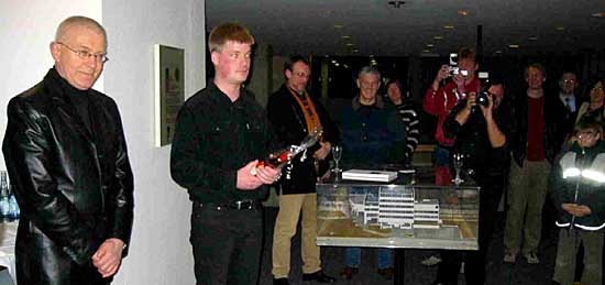 Bei der Ausstellungseröffnung: Bürgermeister Egon Koling, Gunnar Pier und Besucher - Foto: Paul Pier