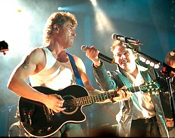Peter Maffay und Lukas Hilbert am 18. März 2000 im Aladin, Bremen - Foto: gap